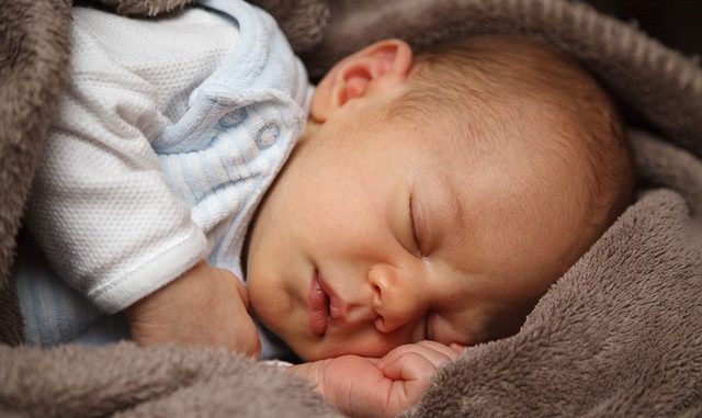 Sollte das Baby allein schlafen?