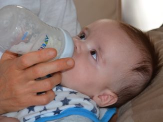 Das Baby an Flasche gewoehnen