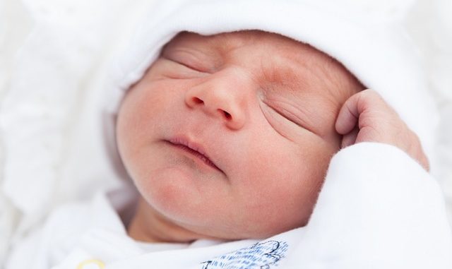 Baby zuckt Warum zuckt das Baby?