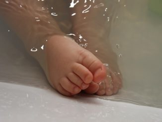 Ein Erkaeltungsbad fuer Kinder bereiten