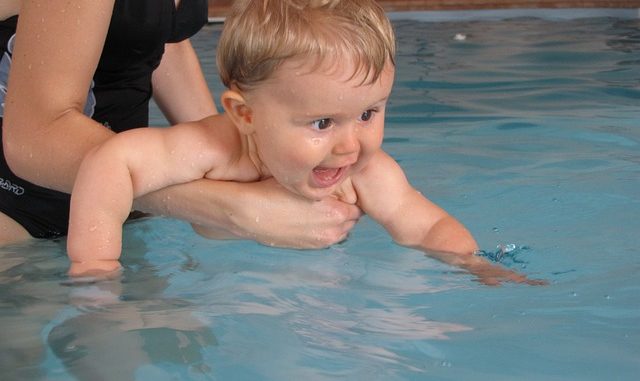 Schwimmen mit dem Baby