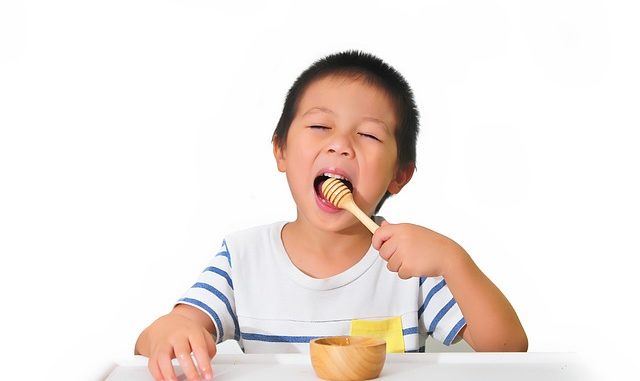 Kinder und Honig – ab wann duerfen Kinder unbeschwert Honig essen?