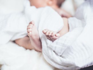 Kann Dein Baby mit offenen Augen schlafen?