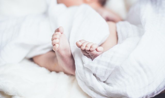 Kann Dein Baby mit offenen Augen schlafen?