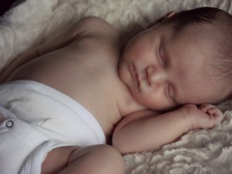 Muttermilchstuhl und Babyurin – wie beides zusammenhaengt