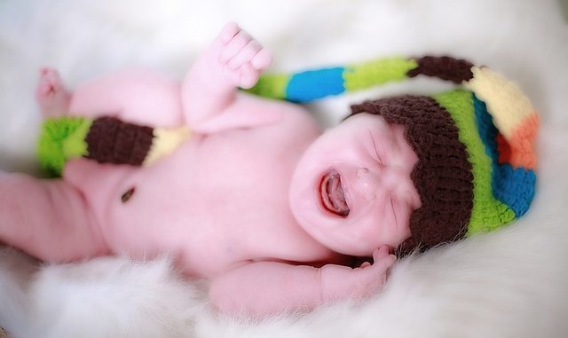 Baby wacht schreiend auf Baby wacht schreiend auf