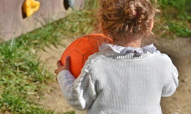 ball-fangen-kind-ab-wann Ab wann können Kinder Bälle fangen?