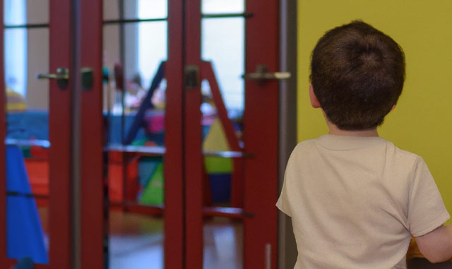 kind-weint-kita-kindergarten-was-tun Kind weint in der Kita, wie kann ich helfen
