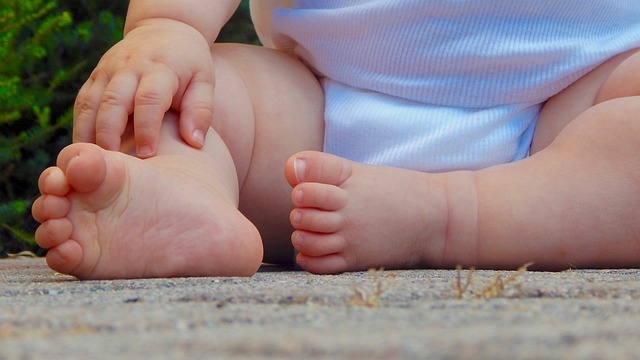baby-beine-anziehen-normal Baby Beine anziehen, normal?