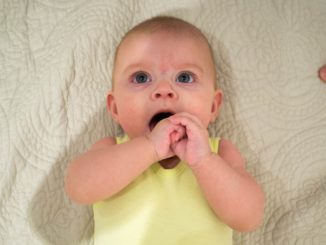 Ist es normal, dass Babys so viel spucken?