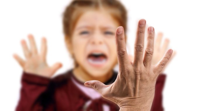 klaps-auf-den-po-erlaubt-erziehung-kind-gewalt Ist das Po Versohlen in Ordnung?