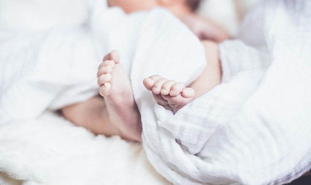 ist-es-normal-dass-babys-oft-die-beine-anziehen ist-es-normal-dass-babys-oft-die-beine-anziehen